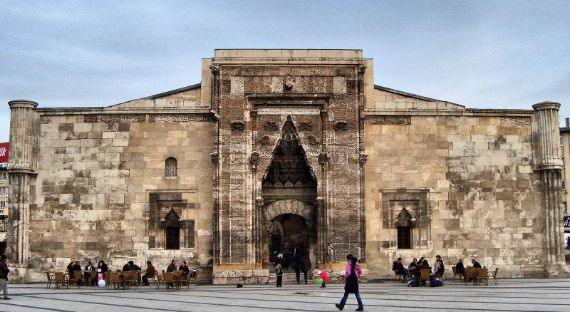 La madrasa de Buruji à Sivas : un joyau de l'architecture seldjoukide
